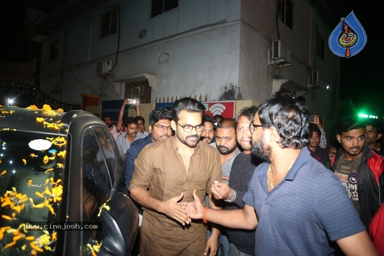 Celebrities at Jawaan Movie Premier Show - 9 / 35 photos