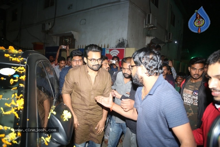 Celebrities at Jawaan Movie Premier Show - 17 / 35 photos