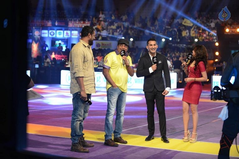 Celebrities at PRO Kabaddi Match - 28 / 48 photos
