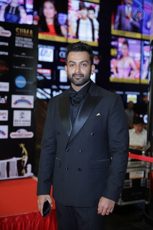 Celebrities at SIIMA 2016 Awards Day 2 - 22 / 32 photos