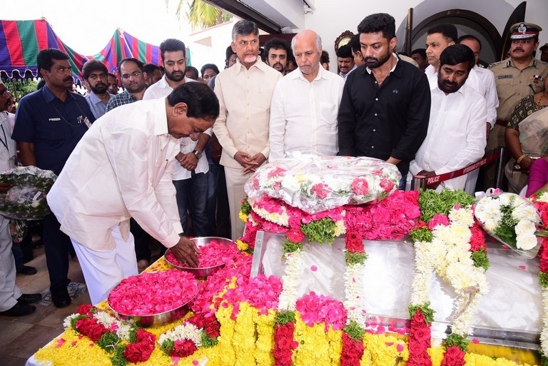 Celebrities Pay Homage To Nandamuri Harikrishna Set 2 - 14 / 30 photos