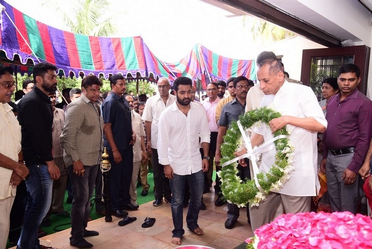 Celebrities Pay Homage To Nandamuri Harikrishna Set 3 - 27 / 39 photos