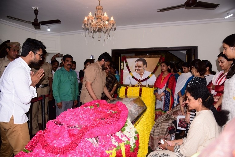 Celebrities Pay Homage To Nandamuri Harikrishna Set 4 - 6 / 37 photos