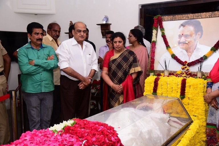 Celebrities Pay Homage To Nandamuri Harikrishna Set 4 - 8 / 37 photos