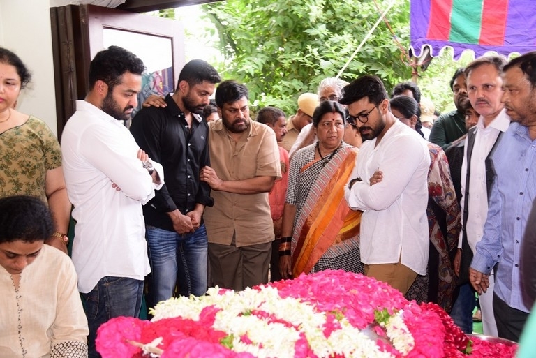 Celebrities Pay Homage To Nandamuri Harikrishna Set 4 - 11 / 37 photos