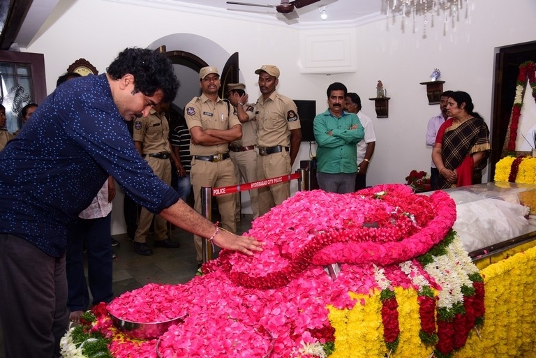 Celebrities Pay Homage To Nandamuri Harikrishna Set 4 - 13 / 37 photos