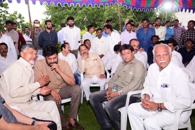 Celebrities Pay Homage To Nandamuri Harikrishna Set 4 - 14 / 37 photos