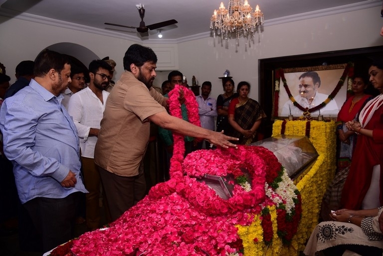 Celebrities Pay Homage To Nandamuri Harikrishna Set 4 - 16 / 37 photos