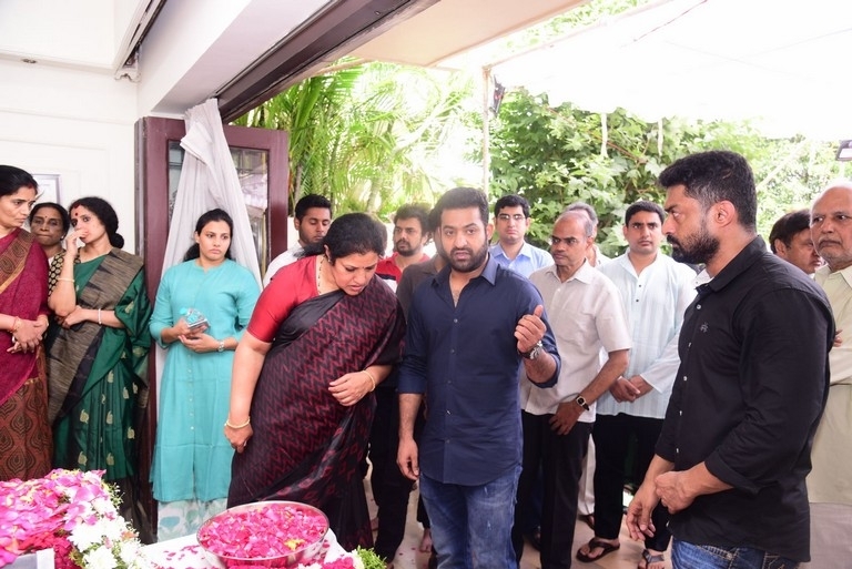 Celebrities Pay Homage To Nandamuri Harikrishna Set 5 - 17 / 35 photos