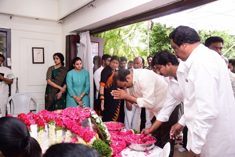 Celebrities Pay Homage To Nandamuri Harikrishna Set 5 - 21 / 35 photos