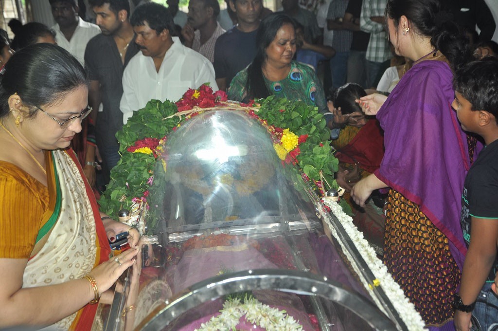 Celebrities Pay Last Respects to Manjula - 11 / 219 photos