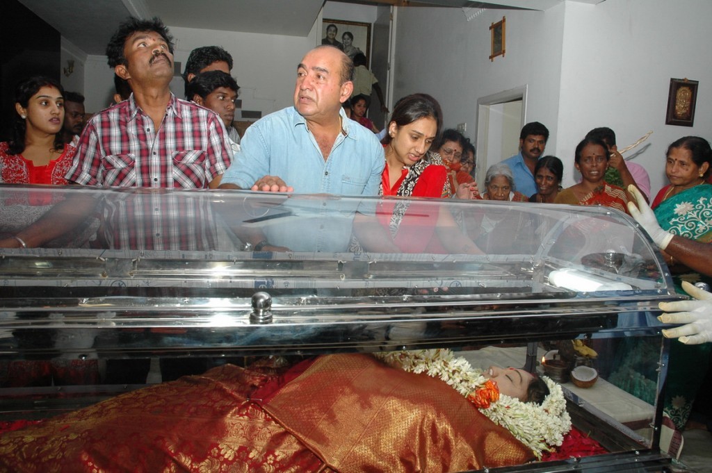 Celebrities Pay Last Respects to Manjula - 12 / 219 photos