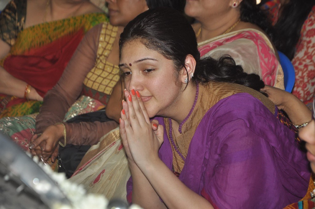 Celebrities Pay Last Respects to Manjula - 76 / 219 photos