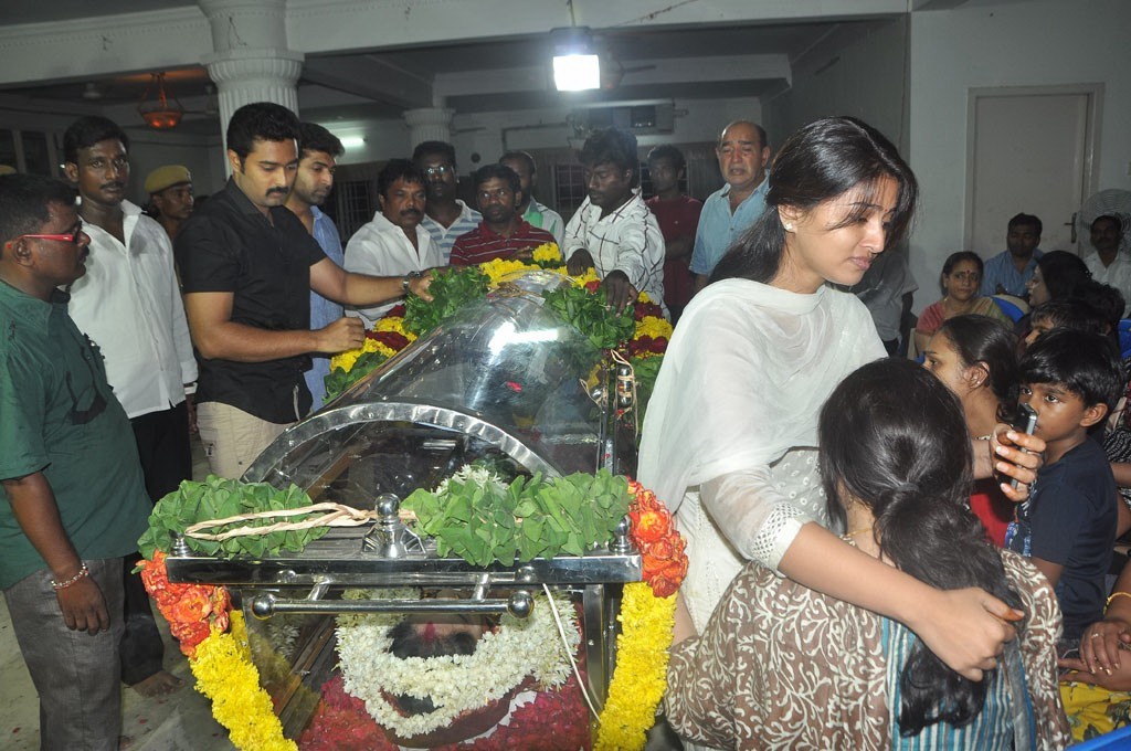 Celebrities Pay Last Respects to Manjula - 89 / 219 photos