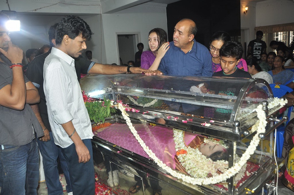 Celebrities Pay Last Respects to Manjula - 109 / 219 photos