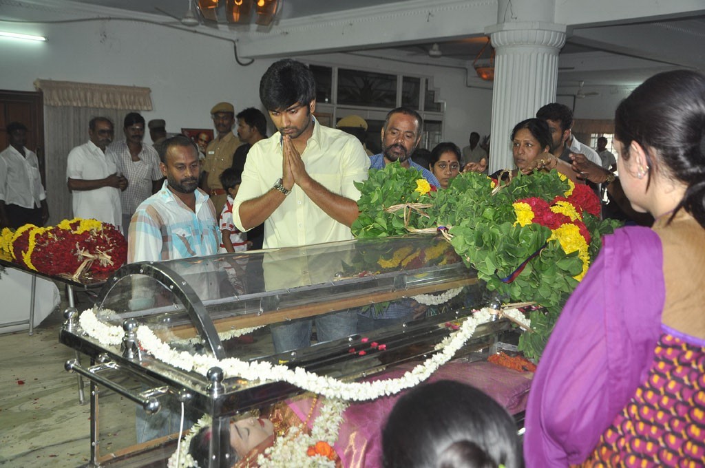 Celebrities Pay Last Respects to Manjula - 124 / 219 photos