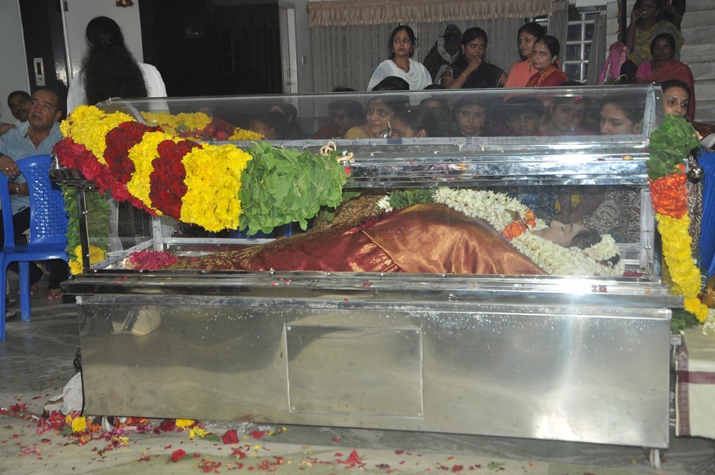 Celebrities Pay Last Respects to Manjula - 149 / 219 photos