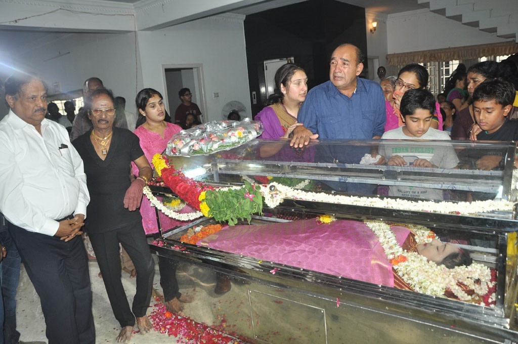 Celebrities Pay Last Respects to Manjula - 173 / 219 photos