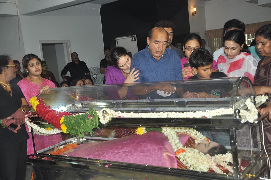 Celebrities Pay Last Respects to Manjula - 175 / 219 photos