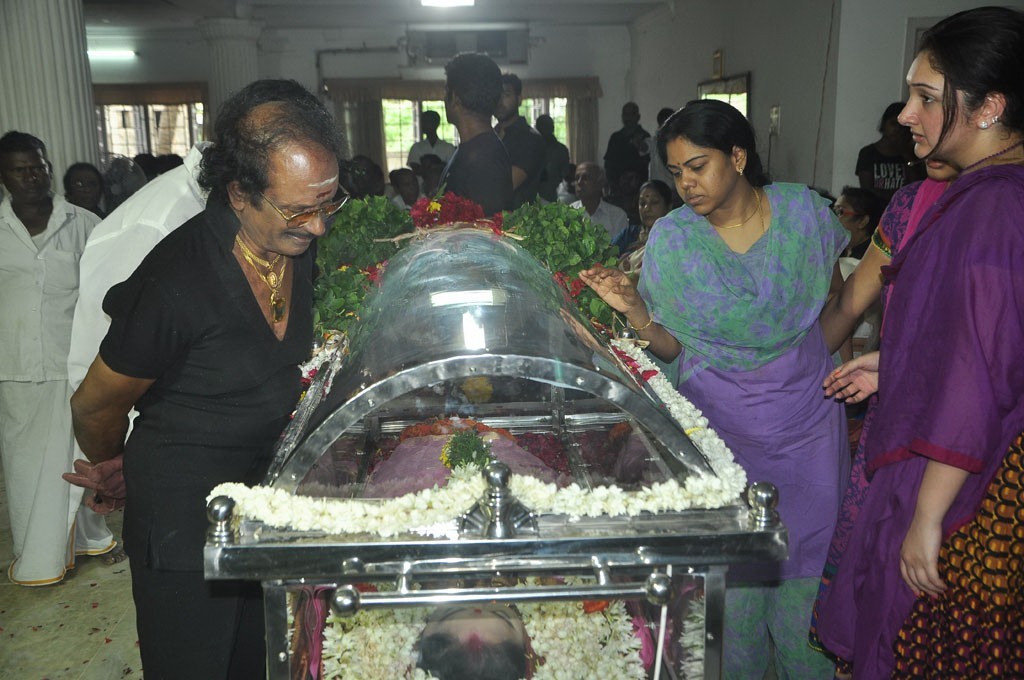 Celebrities Pay Last Respects to Manjula - 178 / 219 photos