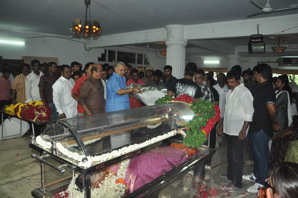 Celebrities Pay Last Respects to Manjula - 181 / 219 photos