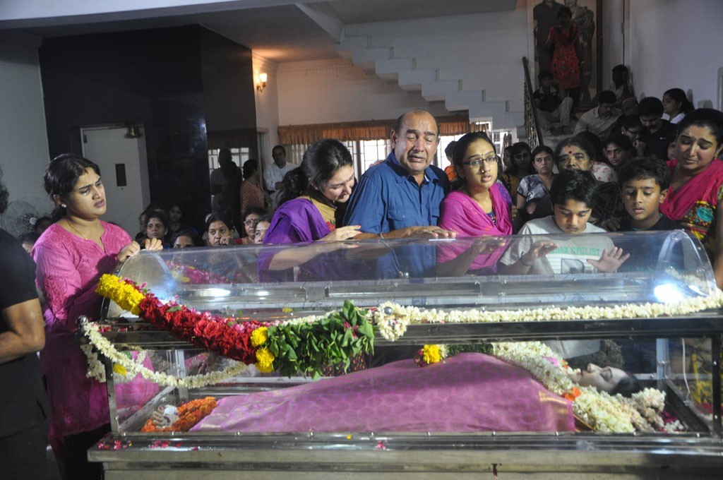Celebrities Pay Last Respects to Manjula - 182 / 219 photos