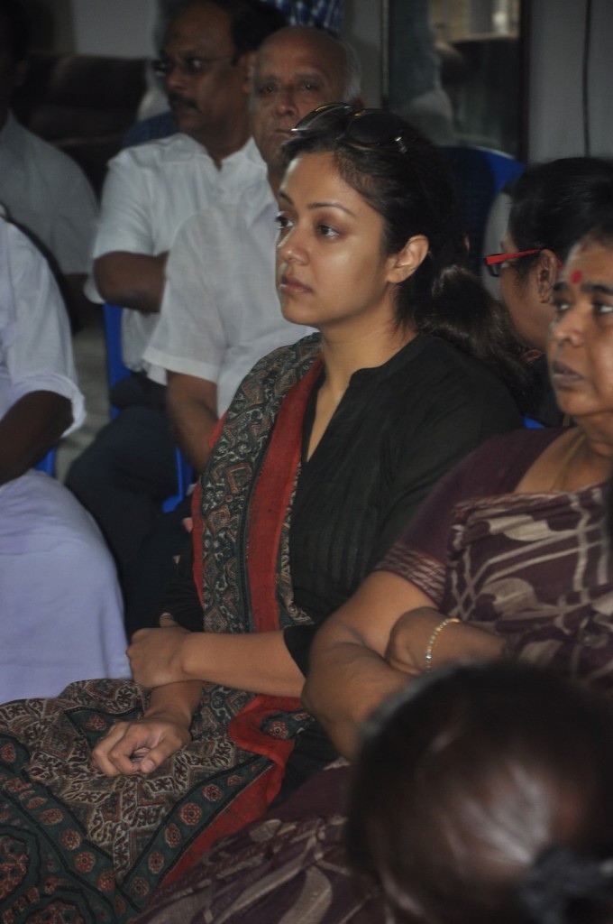 Celebrities Pay Last Respects to Manjula - 183 / 219 photos