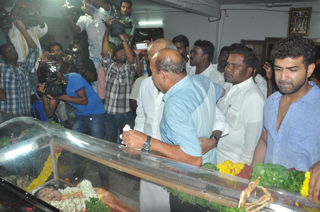 Celebrities Pay Last Respects to Manjula - 207 / 219 photos