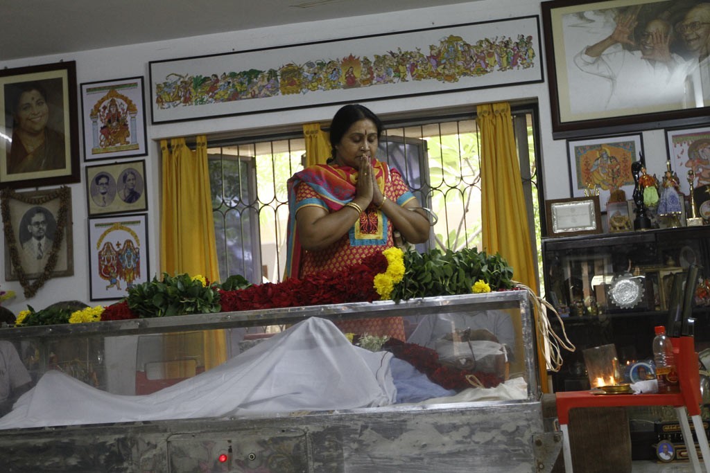 Celebrities Pay Tributes to Bapu - 3 / 102 photos