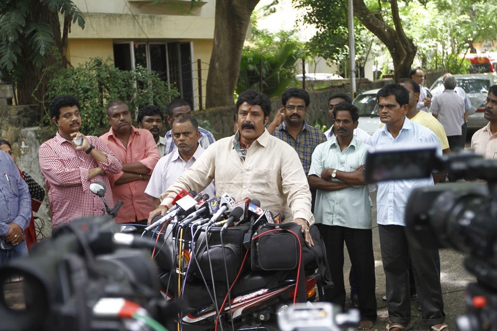 Celebrities Pay Tributes to Bapu - 4 / 102 photos
