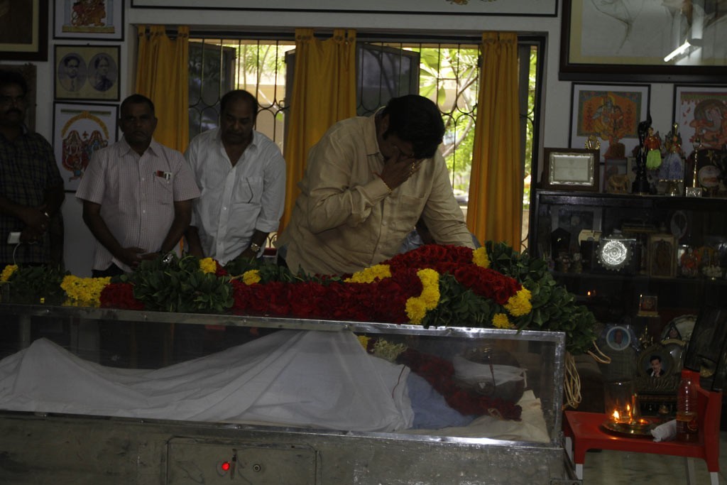 Celebrities Pay Tributes to Bapu - 5 / 102 photos