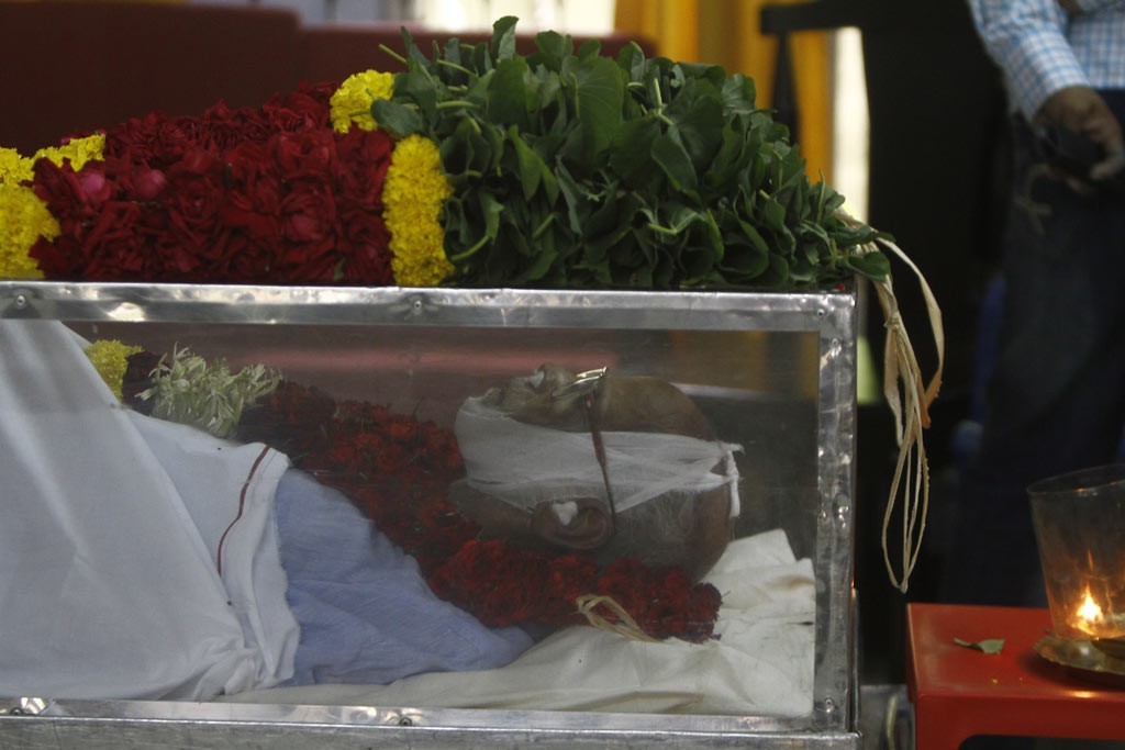 Celebrities Pay Tributes to Bapu - 7 / 102 photos