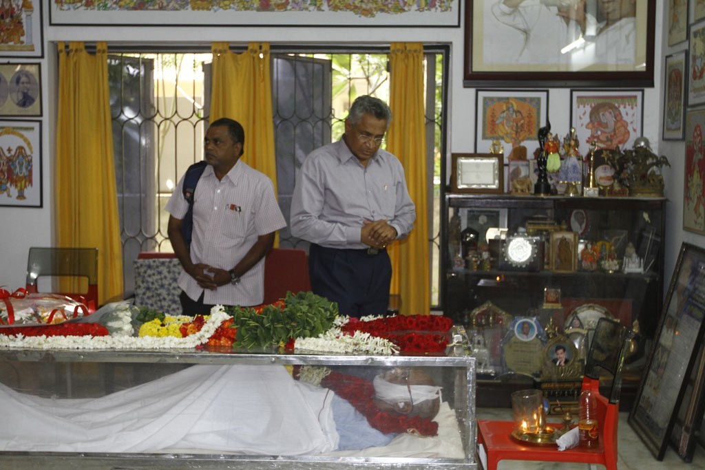 Celebrities Pay Tributes to Bapu - 13 / 102 photos
