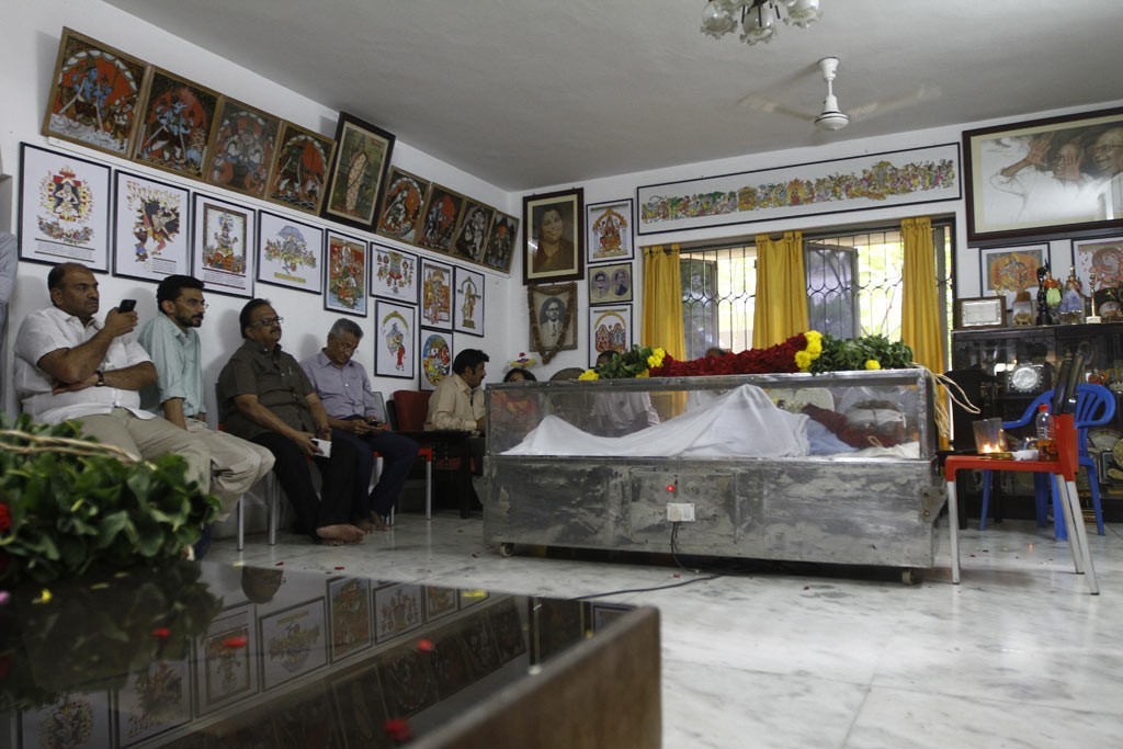 Celebrities Pay Tributes to Bapu - 15 / 102 photos