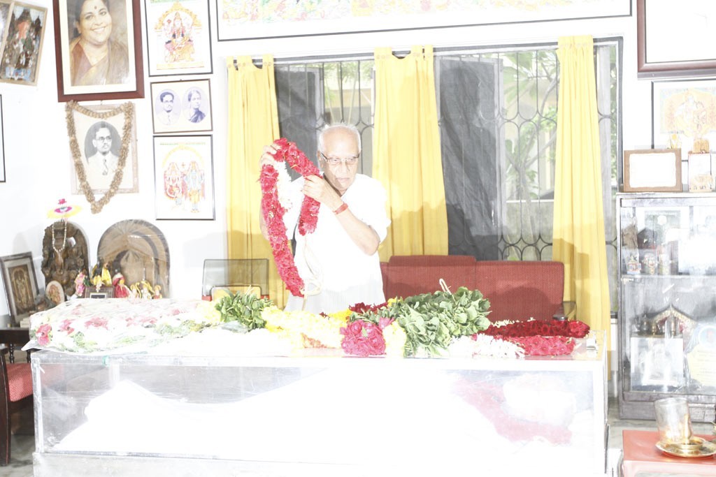Celebrities Pay Tributes to Bapu - 17 / 102 photos