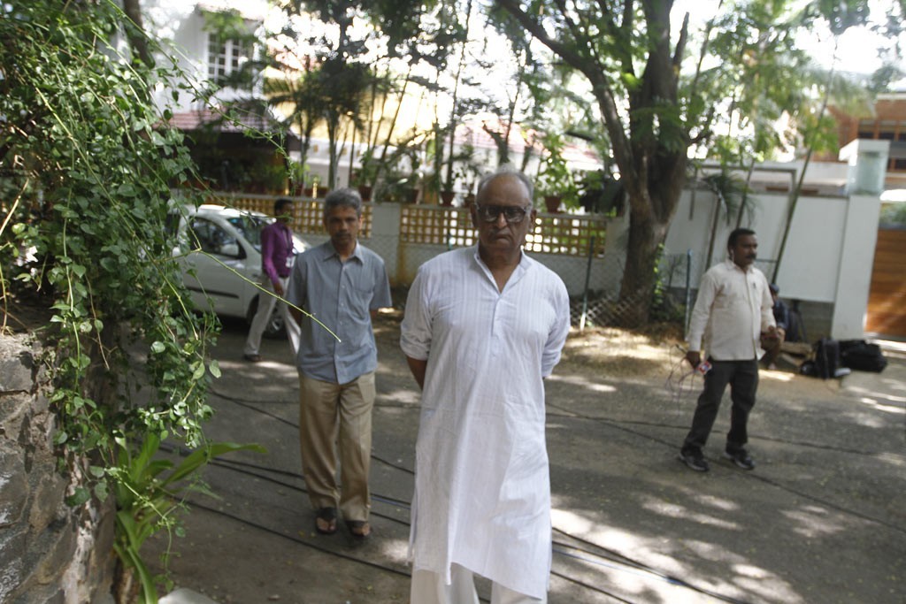 Celebrities Pay Tributes to Bapu - 18 / 102 photos