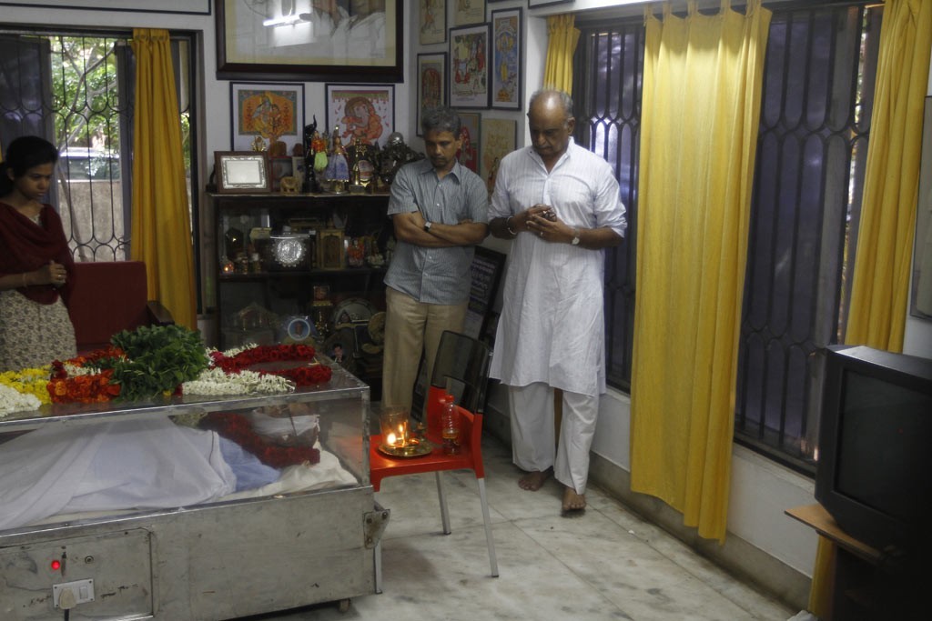 Celebrities Pay Tributes to Bapu - 23 / 102 photos