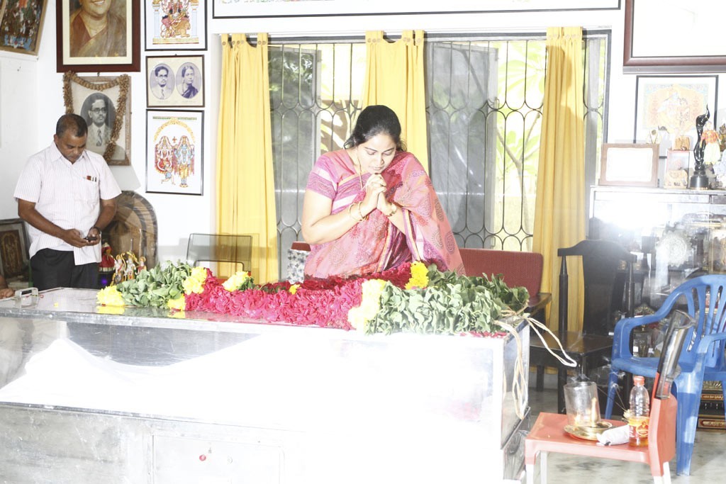Celebrities Pay Tributes to Bapu - 25 / 102 photos