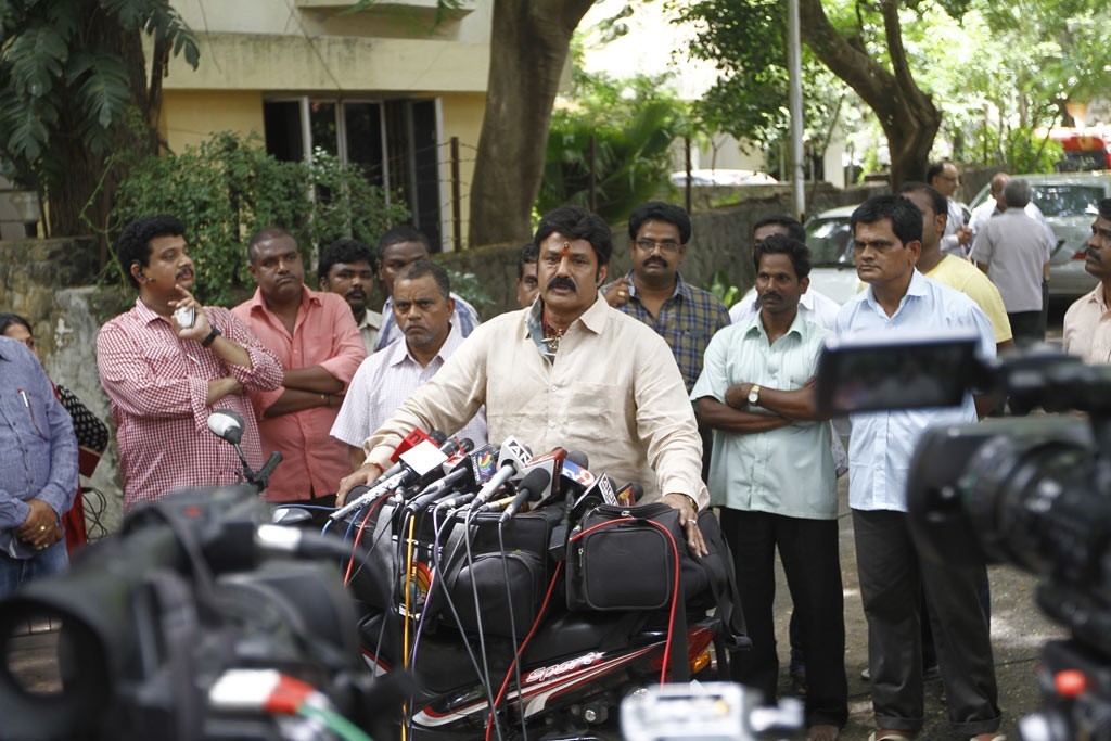 Celebrities Pay Tributes to Bapu - 26 / 102 photos