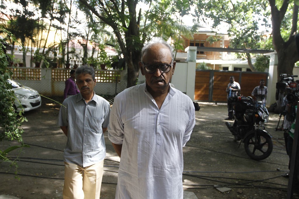Celebrities Pay Tributes to Bapu - 27 / 102 photos