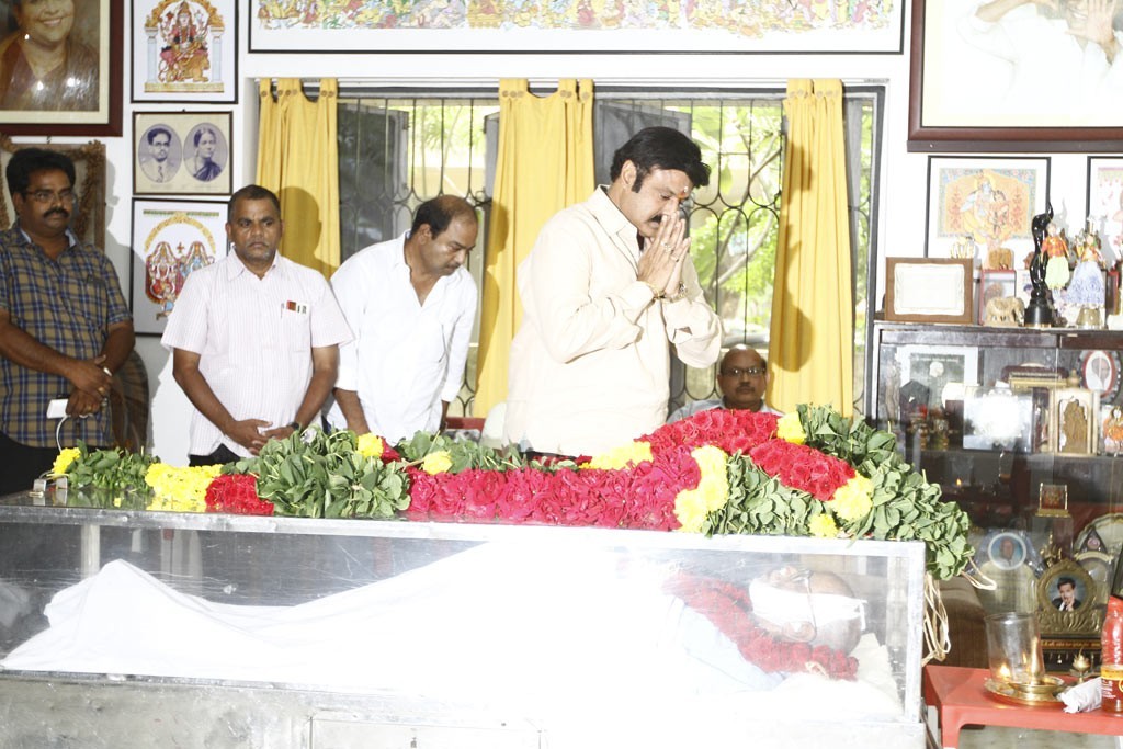 Celebrities Pay Tributes to Bapu - 28 / 102 photos