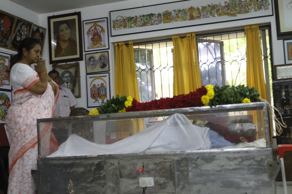 Celebrities Pay Tributes to Bapu - 35 / 102 photos