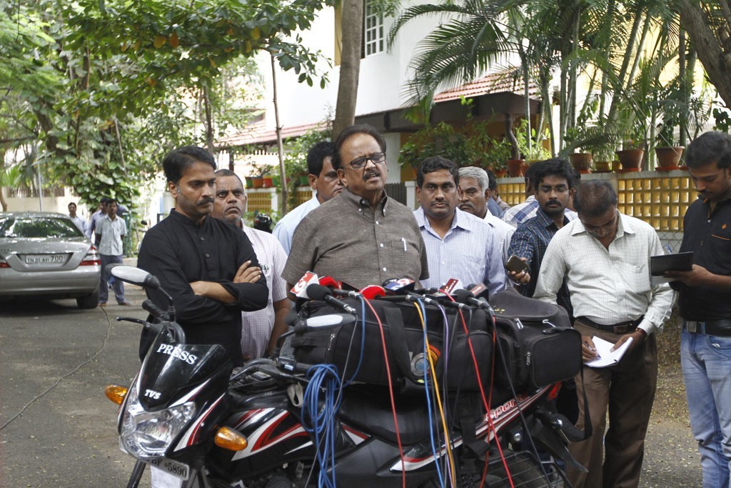 Celebrities Pay Tributes to Bapu - 36 / 102 photos