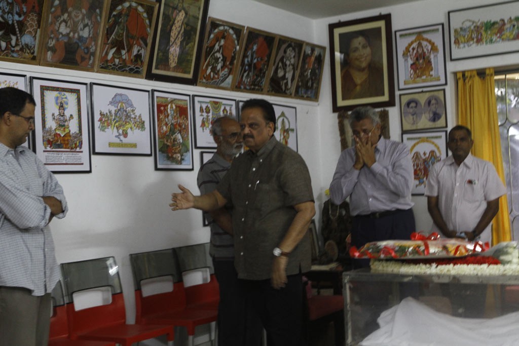 Celebrities Pay Tributes to Bapu - 37 / 102 photos
