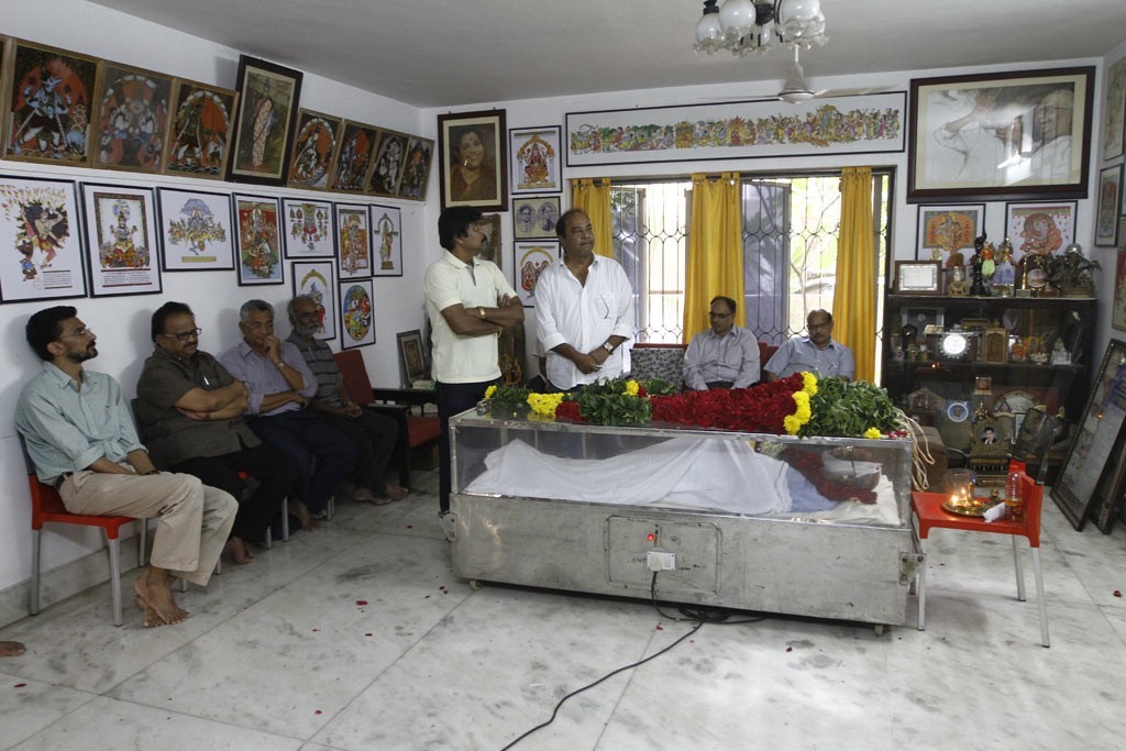 Celebrities Pay Tributes to Bapu - 40 / 102 photos