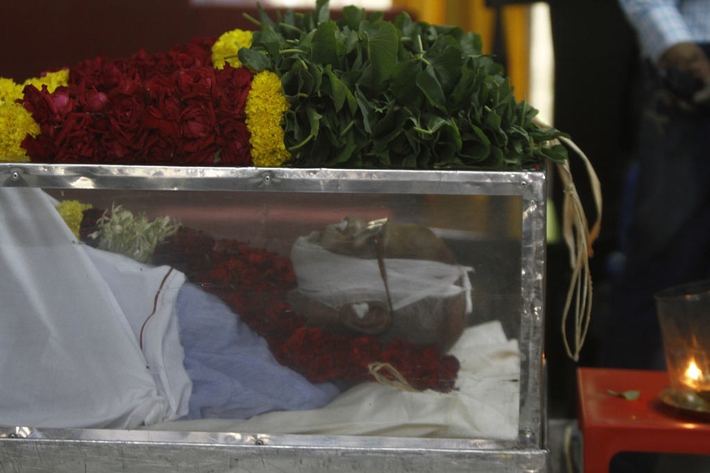 Celebrities Pay Tributes to Bapu - 42 / 102 photos