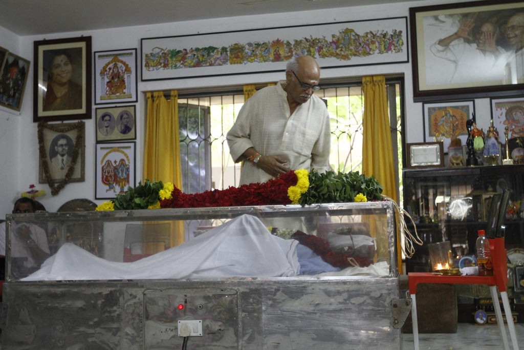 Celebrities Pay Tributes to Bapu - 43 / 102 photos