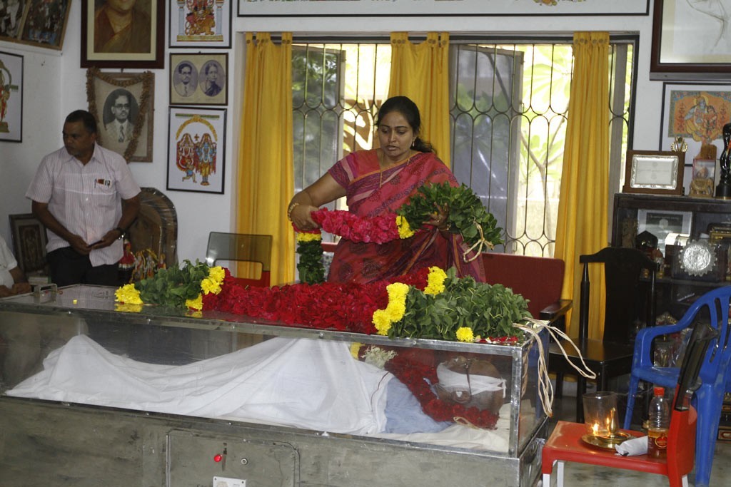 Celebrities Pay Tributes to Bapu - 44 / 102 photos