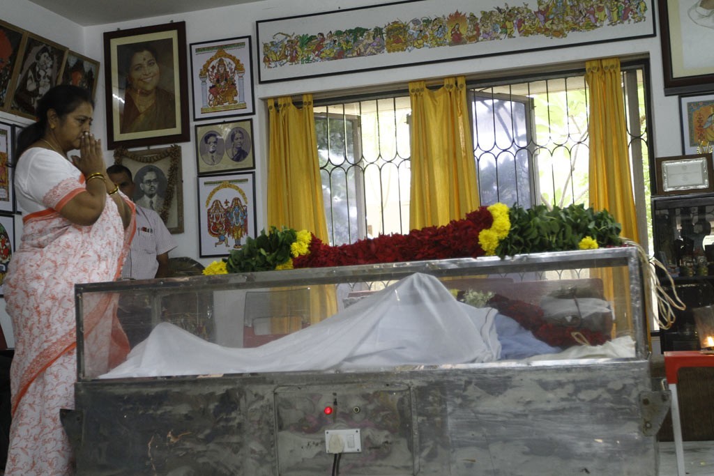 Celebrities Pay Tributes to Bapu - 45 / 102 photos