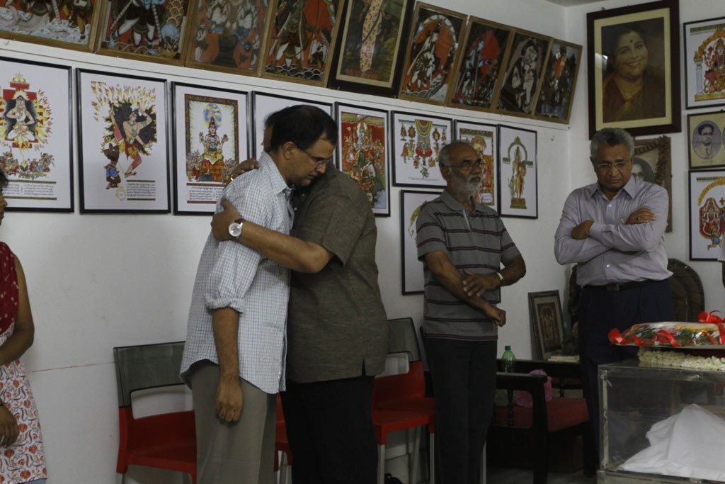 Celebrities Pay Tributes to Bapu - 46 / 102 photos